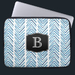 Blauw Geschilderd Chevron Patroon met Monogram Laptop Sleeve<br><div class="desc">Dit blauw-witte ontwerp heeft een fraai geverfd chevronpatroon met een tribale uitstraling en heeft een gepersonaliseerd monogram dat u met uw initiaal of andere gewenste tekst kunt bewerken.</div>