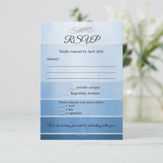 Blauw Gestreepte Tone op Tone Wedding RSVP Kaart (Staand voorkant)