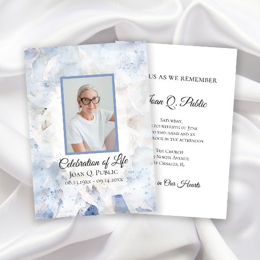 Blauw getinte anjer viering van het leven begrafen kaart