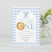 Blauw Gingham Cutie Pie Eerste Verjaardagsuitnodig Kaart (Staand voorkant)