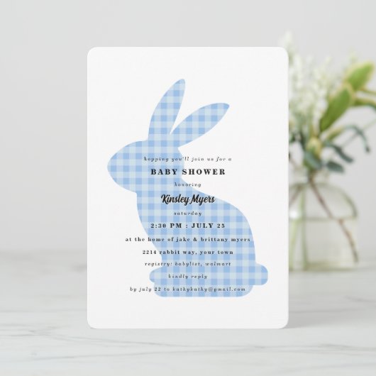 Blauw Gingham Konijn Baby Shower Uitnodiging (Staand voorkant)