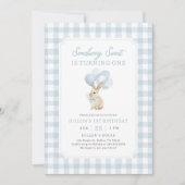 Blauw Gingham Konijn Eerste Verjaardag Kaart (Voorkant)