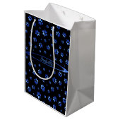 Blauw glitter hondenpoot patroon Monogram Medium Cadeauzakje (Achterkant Gekanteld)