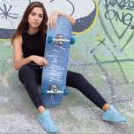 Blauw glitter uitlijnen op maat persoonlijk skateboard<br><div class="desc">Aangepast gif skateboard met blauw faux glitter tegen een blauwe achtergrond van metalen folie. Personaliseer met jouw naam in een stijlvol trendy wit manuscript met swashes.</div>