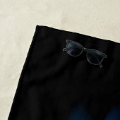 Blauw gloeiende engelenvleugels op een zwarte acht strandlaken (In situ)