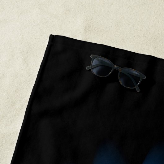 Blauw gloeiende engelenvleugels op een zwarte acht strandlaken (In situ)