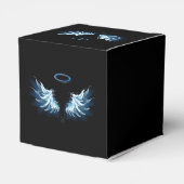 Blauw gloeiende engelenvleugels op zwarte achtergr bedankdoosjes (Achterkant)