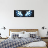 Blauw gloeiende engelenvleugels op zwarte achtergr canvas afdruk (Insitu (Slaapkamer))
