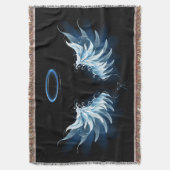 Blauw gloeiende engelenvleugels op zwarte achtergr deken (Voorkant Verticaal)