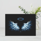 Blauw gloeiende engelenvleugels op zwarte achtergr feestdagenkaart (Staand voorkant)