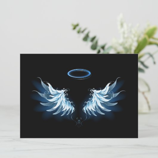 Blauw gloeiende engelenvleugels op zwarte achtergr feestdagenkaart (Staand voorkant)