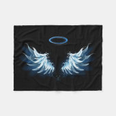 Blauw gloeiende engelenvleugels op zwarte achtergr fleece deken (Voorkant (Horizontaal))
