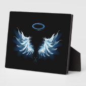Blauw gloeiende engelenvleugels op zwarte achtergr fotoplaat (Zijkant)
