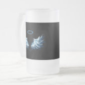 Blauw gloeiende engelenvleugels op zwarte achtergr matglas bierpul (Voorkant links)