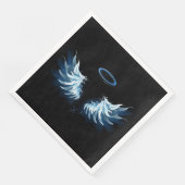 Blauw gloeiende engelenvleugels op zwarte achtergr servet (Hoek)
