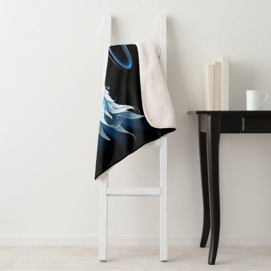 Blauw gloeiende engelenvleugels op zwarte achtergr sherpa deken (In situ)