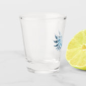 Blauw gloeiende engelenvleugels op zwarte achtergr shot glas (Links)