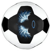 Blauw gloeiende engelenvleugels op zwarte achtergr voetbal (Gedraaid)