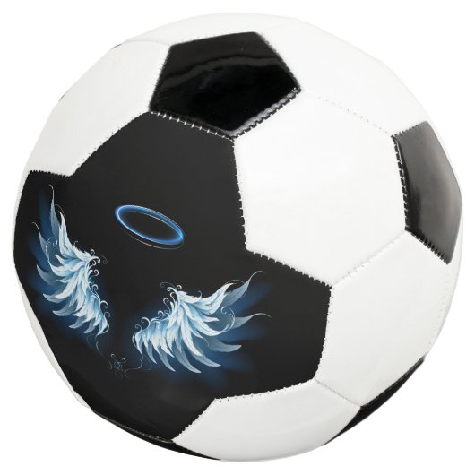 Blauw gloeiende engelenvleugels op zwarte achtergr voetbal (Drie kwart)