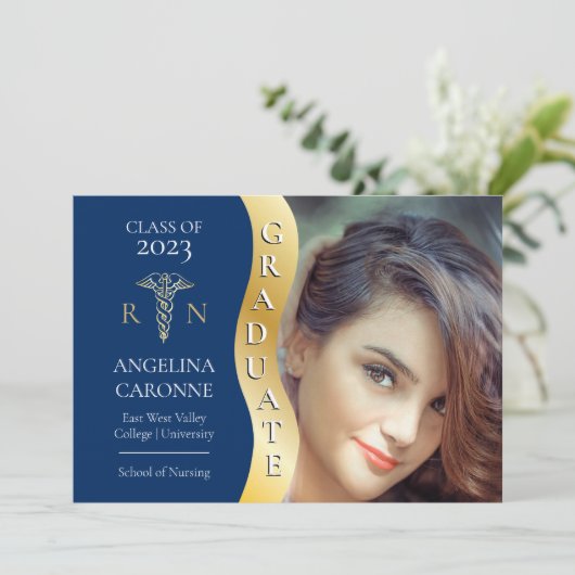 Blauw | Goud Afstuderen Golf Caduceus RN Nursing A Aankondiging (Staand voorkant)