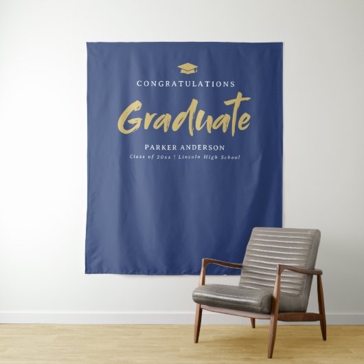 Blauw Goud Modern Brush Script Graduation Party Wandkleed (In situ)