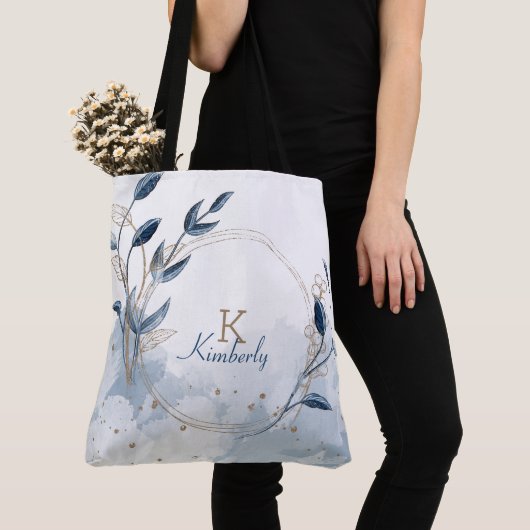 Blauw Goud Modern Floral Initiaal Naam Monogram Tote Bag (Dichtbij)