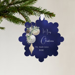 Blauw goud witte kerstballen ornament kaart<br><div class="desc">Een marineblauwe,  ongelijke gekleurde achtergrond. Versierd met witte en gouden ballen en wat groen en een dennenappel. Personaliseer en voeg jouw naam toe,  jaar. Tekst: Vrolijk kerstfeest</div>