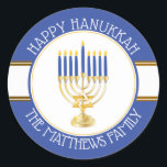 Blauw | Gouden Menorah Happy Chanoeka Classic Rond Ronde Sticker<br><div class="desc">Gouden en zilveren tint Menorah met blauw verlichte kaarsen en gouden ster van David "Happy Hanukkah" origineel ontwerp van Holiday Hearts Design (alle rechten voorbehouden).</div>