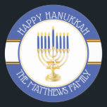 Blauw | Gouden Menorah Happy Chanoeka Classic Rond Ronde Sticker<br><div class="desc">Gouden en zilveren tint Menorah met blauw verlichte kaarsen en gouden ster van David "Happy Hanukkah" origineel ontwerp van Holiday Hearts Design (alle rechten voorbehouden).</div>
