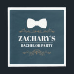 Blauw Gouden Strikdas Bruiloft Vintage Servet<br><div class="desc">Til je bruiloft look naar een hoger niveau met onze Blauw Gouden Strikdas. De weelderige ornamenten en opvallende typografie maken deze strikdas tot een stijlvol statement. De combinatie van blauw, goud en wit geeft het een vintage uitstraling die perfect is voor elk vrijgezellenfeest of bruiloft. Maak indruk met dit mannelijke...</div>