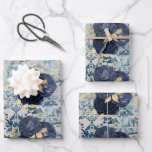 Blauw Gouden Vintage Bloemmotief Damast Inpakpapier Vel<br><div class="desc">Dit elegante ontwerp toont een patroon van vintage marineblauwe en gouden bloemboeketten op een achtergrond van gedistingeerd vintage blauw damast en handgeschreven bladmuziek manuscript ephemera.</div>