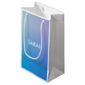 Blauw gradiëntmonogram klein cadeauzakje (Voorkant Gekanteld)