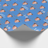 Blauw Grappig Aangepaste Gezichtsfoto 16e Verjaard Cadeaupapier (Hoek)