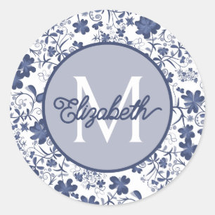 Blauw Grijs en Wit Bloemen Monogram Ronde Sticker