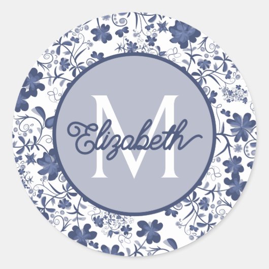 Blauw Grijs en Wit Bloemen Monogram Ronde Sticker (Voorkant)