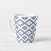 Blauw grijs en wit diamantpatroon latte mok (Linkerhoek)