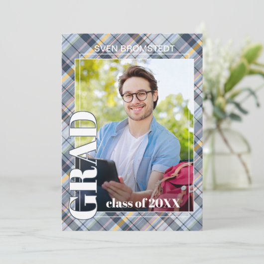 Blauw grijs Tartan Speld Afstuderen Aankondiging (Staand voorkant)