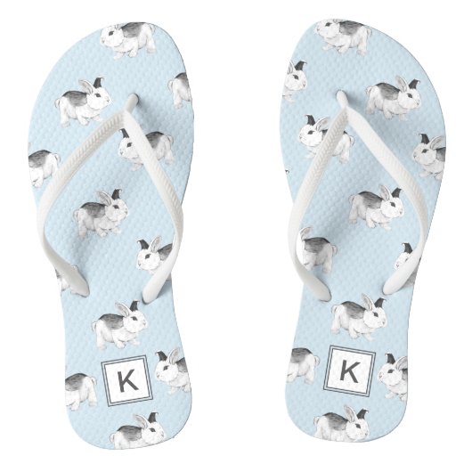 Blauw Grijs Whimsical Bunnies met Monogram Teenslippers (Voetbed)