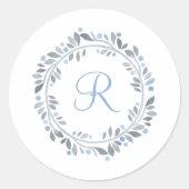 Blauw Grijs Witte Monogram Bloemenkrans Envelope Ronde Sticker (Voorkant)
