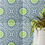 Blauw groen wit bohemisch mozaïekpatroon tegeltje<br><div class="desc">Presenteren van een boeiend hedendaags keramisch tegel ontwerp dat een vlekkeloze opstelling van groene en witte geometrische vormen toont tegen een rustgevende blauwe achtergrond.</div>