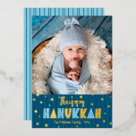 Blauw Happy Chanoeka Foto Schattige Modern Echt Go Folie Feestdagenkaart<br><div class="desc">"Happy Hanukkah." Fun, speels, knappe handgemaakte echte gouden folie en lichtblauwe typografie, een willekeurige gouden folie Star van David-patroon, en middernacht blauw met de hand getrokken lijnen bedekken een donkerblauwe achtergrond. Voeg de foto van uw keuze toe en help ons in Hanukkah met dit verbluffende, kleurrijke, persoonlijke wenskaart van echte...</div>