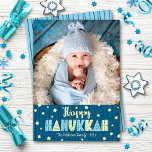 Blauw Happy Chanoeka Foto Schattige Modern Echt Go Folie Feestdagenkaart<br><div class="desc">"Happy Hanukkah." Fun, speels, knappe handgemaakte echte gouden folie en lichtblauwe typografie, een willekeurige gouden folie Star van David-patroon, en middernacht blauw met de hand getrokken lijnen bedekken een donkerblauwe achtergrond. Voeg de foto van uw keuze toe en help ons in Hanukkah met dit verbluffende, kleurrijke, persoonlijke wenskaart van echte...</div>