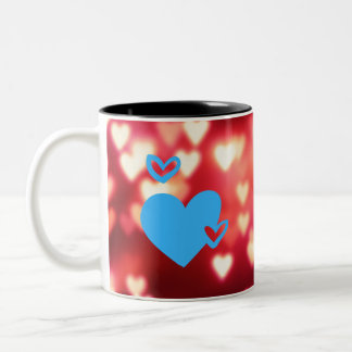 Blauw hart op achtergrond van rode liefde tweekleurige koffiemok
