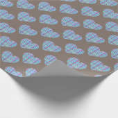 Blauw hartjes patroon op donker chocoladebruin cadeaupapier (Hoek)