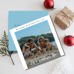 Blauw Het is een prachtige Life Christmas Beach Fo Feestdagenkaart<br><div class="desc">Stuur warme vakantiewensen met deze "It's A Wonderful Life" strand foto kerstkaart! Met een tropisch zandstrand en hemelsblauwe tinten,  is het perfect voor degenen die van de oceaan houden. Met een modern scriptontwerp en foto-inzetstuk is deze kaart een unieke en minimalistische manier om vrolijke kerstmomenten te delen.</div>