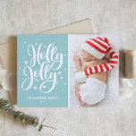 Blauw Holly Jolly Hand Lettering Baby Foto Feestdagenkaart<br><div class="desc">Feestelijke Holly Jolly Hand-Lettered Photo Holiday Kaart | Stuur feestelijke vakantiegroeten naar familie en vrienden met deze aanpasbare vakantie platte kaart. Het heeft een handgeschreven "holly jolly" overlay met sneeuw en sneeuwvlokken accent. Aanpassen door uw favoriete foto toe te voegen. Overeenkomende objecten zijn beschikbaar.</div>