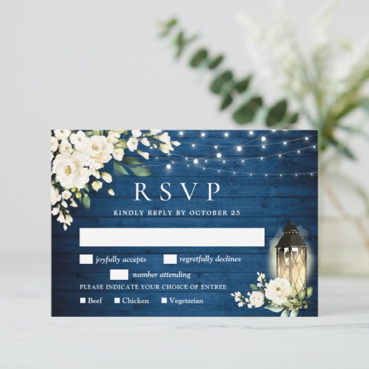 Blauw hout witte rozen RSVP-kaart met maaltijdkeuz RSVP Kaartje (Staand voorkant)