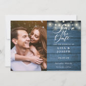 Blauw Houten Slingerlichten Script Foto Bruiloft Save The Date (Voorkant)