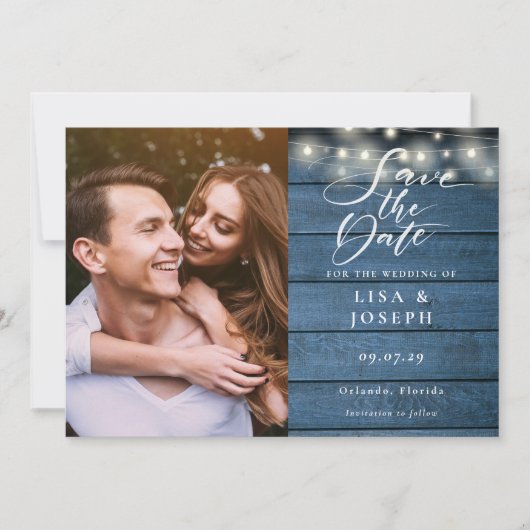Blauw Houten Slingerlichten Script Foto Bruiloft Save The Date (Voorkant)