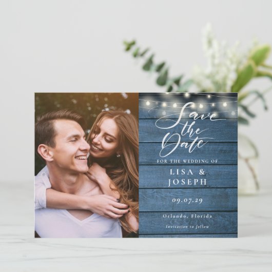 Blauw Houten Slingerlichten Script Foto Bruiloft Save The Date (Staand voorkant)